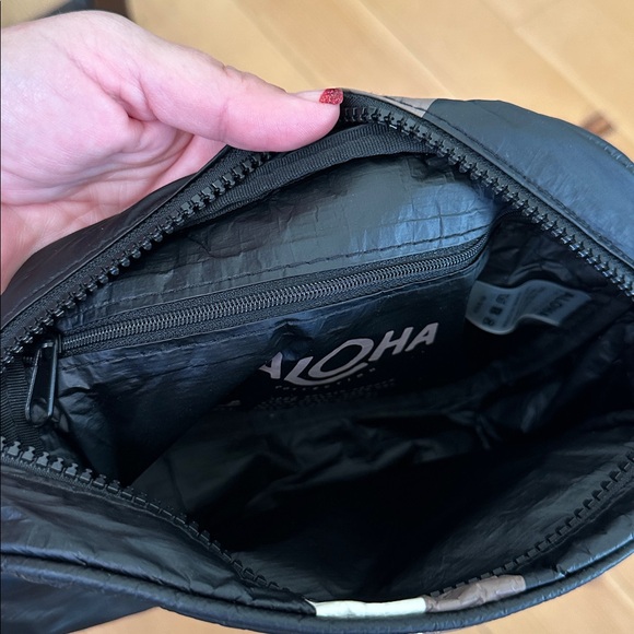 ALOHA Stylish Black Crossbody Bag - Picture 9 of 10